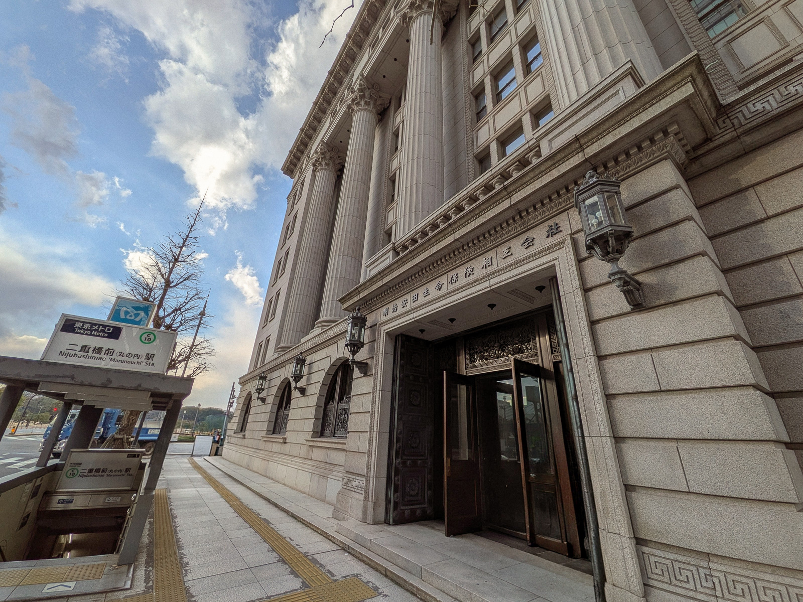 明治安田CAFE　外観